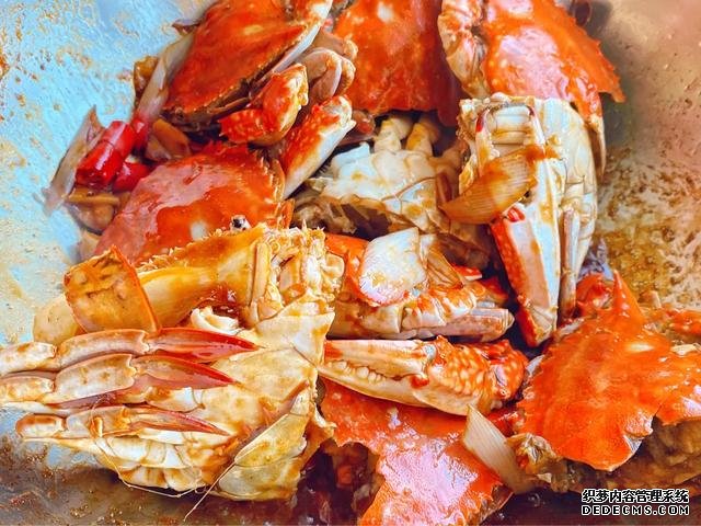 螃蟹不是只有清蒸一種做法，教你一道爆炒海蟹，口感鮮香且入味