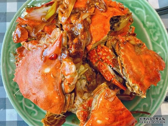 螃蟹不是只有清蒸一種做法，教你一道爆炒海蟹，口感鮮香且入味