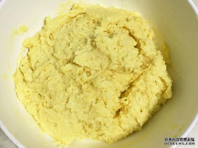 做曲奇餅干時(shí)，不要直接放進(jìn)烤箱烤，多加一步，更好看更好吃