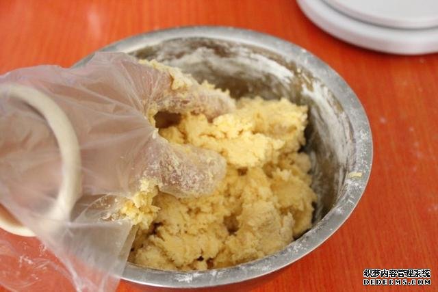 蜜豆酥，濃濃的奶香，軟軟的口感，甜蜜蜜的味道