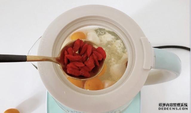 金桔雪梨冰糖水，簡單易做，清甜又好喝