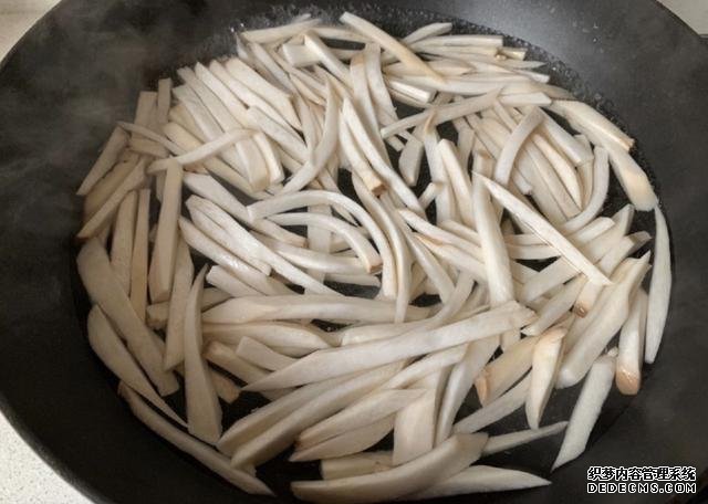 蠔油杏鮑菇，鮮嫩多汁，做法快手簡(jiǎn)單，好吃到停不下來(lái)