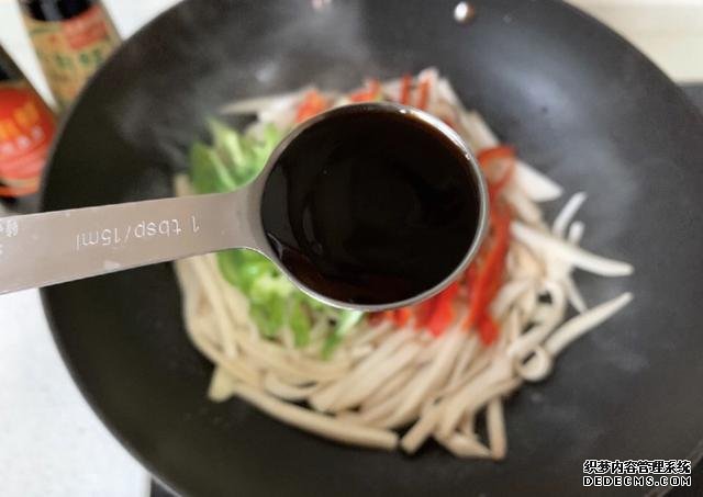 蠔油杏鮑菇，鮮嫩多汁，做法快手簡(jiǎn)單，好吃到停不下來(lái)