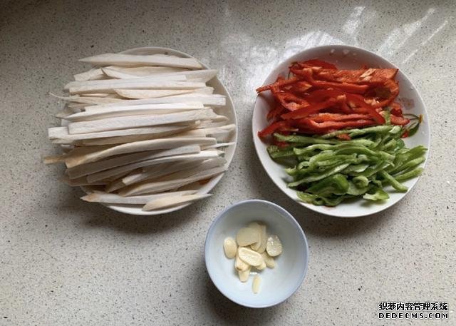蠔油杏鮑菇，鮮嫩多汁，做法快手簡(jiǎn)單，好吃到停不下來(lái)