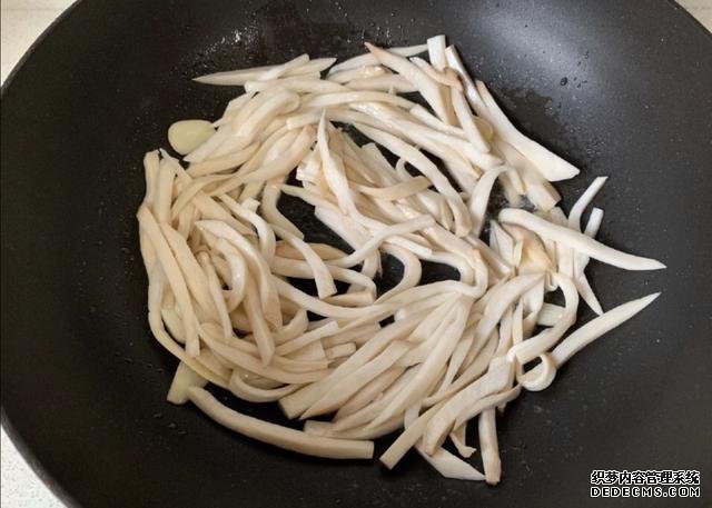 蠔油杏鮑菇，鮮嫩多汁，做法快手簡(jiǎn)單，好吃到停不下來(lái)