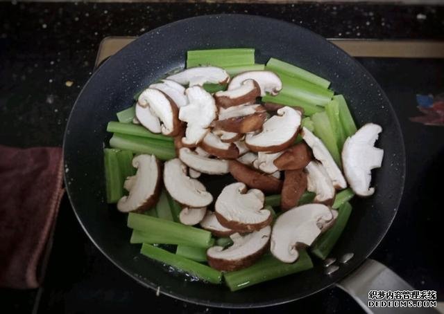 香菇芹菜炒豆干，低脂又營養(yǎng)，做法簡單快手10分鐘上桌