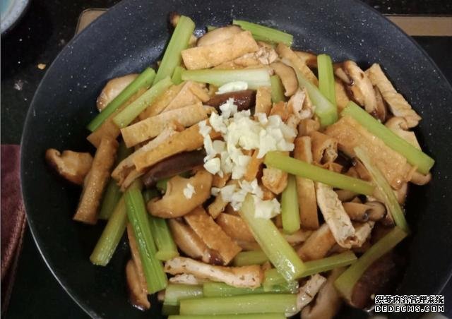 香菇芹菜炒豆干，低脂又營養(yǎng)，做法簡單快手10分鐘上桌