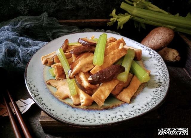 香菇芹菜炒豆干，低脂又營養(yǎng)，做法簡單快手10分鐘上桌