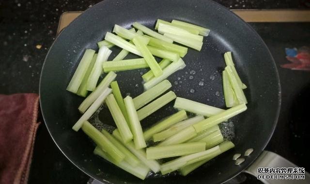 香菇芹菜炒豆干，低脂又營養(yǎng)，做法簡單快手10分鐘上桌