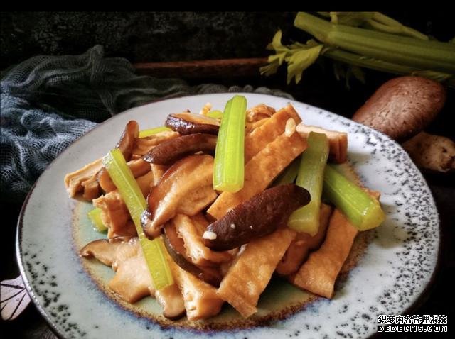 香菇芹菜炒豆干，低脂又營養(yǎng)，做法簡單快手10分鐘上桌