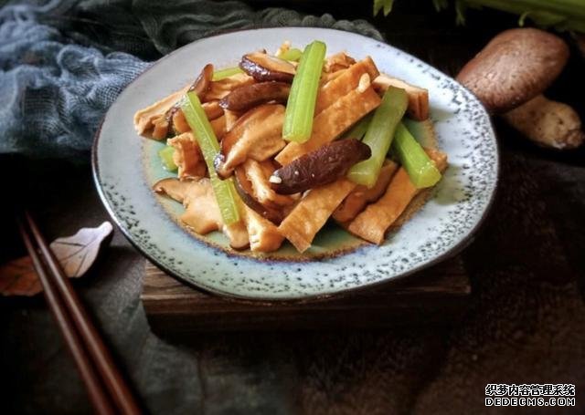 香菇芹菜炒豆干，低脂又營養(yǎng)，做法簡單快手10分鐘上桌