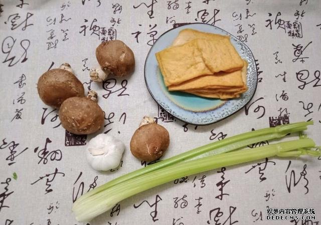 香菇芹菜炒豆干，低脂又營養(yǎng)，做法簡單快手10分鐘上桌