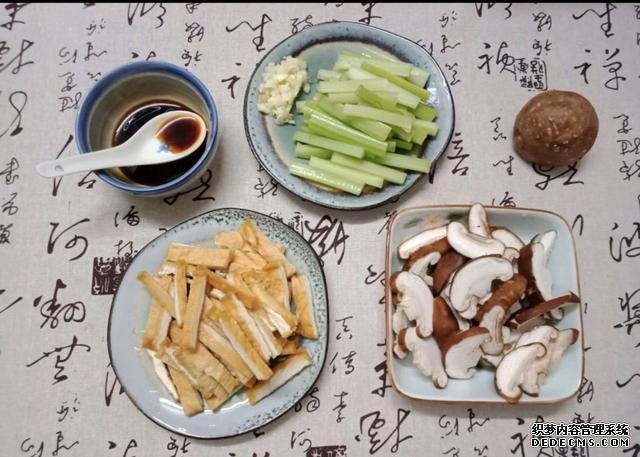 香菇芹菜炒豆干，低脂又營養(yǎng)，做法簡單快手10分鐘上桌