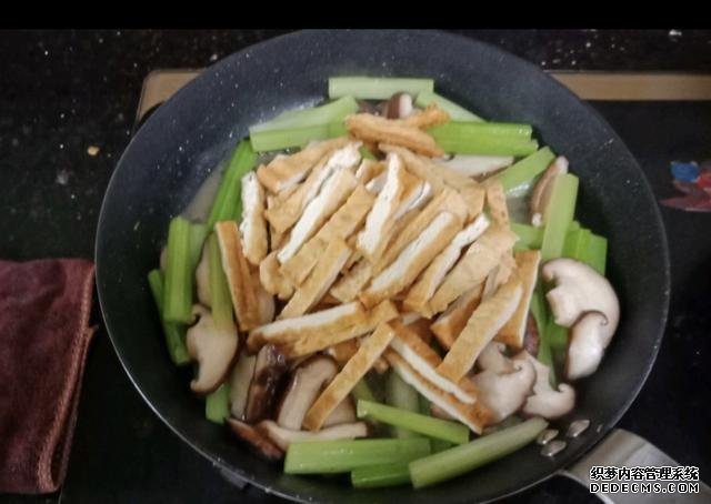 香菇芹菜炒豆干，低脂又營養(yǎng)，做法簡單快手10分鐘上桌