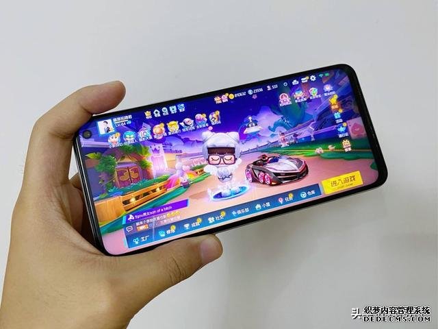 兩千元最值得入手的5G手機(jī)，旗艦性能+144Hz刷新率，還有雙揚(yáng)聲器